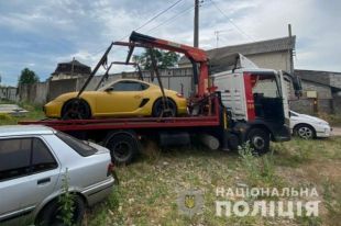 В Киеве мужчина с помощью эвакуатора угнал авто