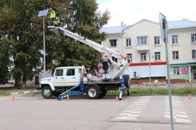 В Новомосковске устанавливают светофоры на солнечных батареях