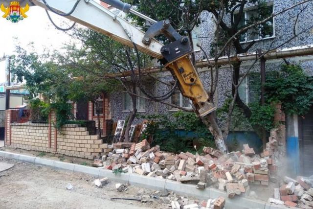 В Махачкале снесли самовольные постройки во дворах многоквартирных домов