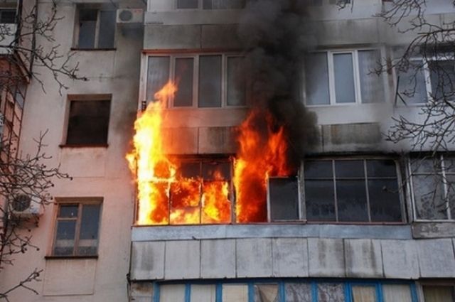 В Новотроицке четверых человек спасли из горящей квартиры двоих детей и двоих взрослых.