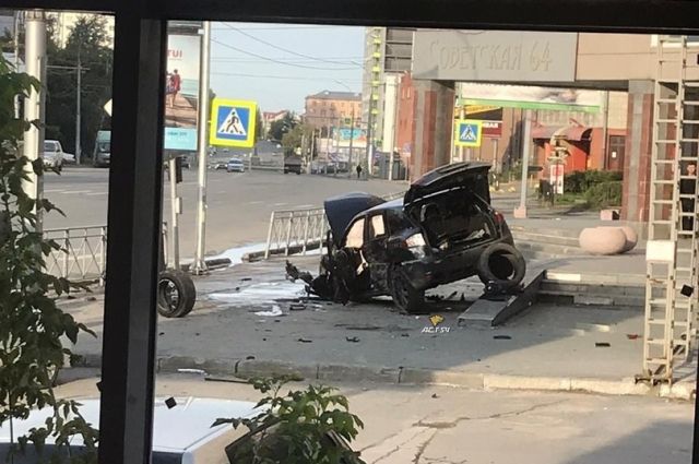 Автомобиль Porsche уничтожило на крыльце фитнес-центра в Новосибирске