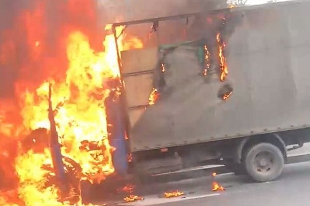На Бердском шоссе в Новосибирске загорелась «Газель»