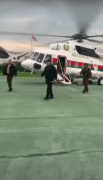 Вместе с Лукашенко из вертолёта вышел вооружённый военный, лидера страны встречали ещё два человека. 