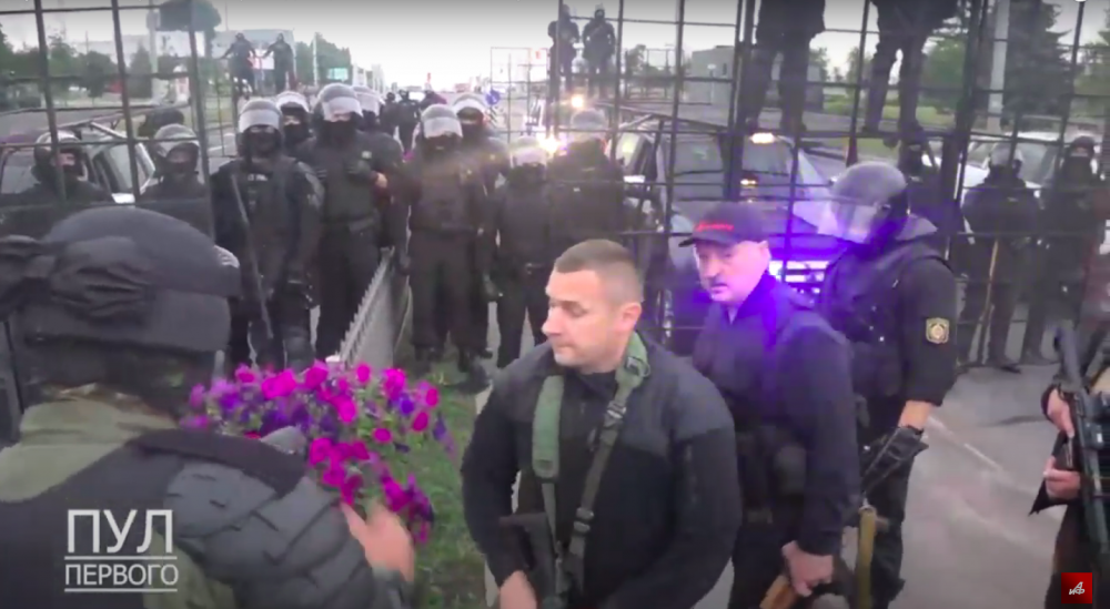 Лукашенко констатировал отсутствие протестующих и поблагодарил силовиков, охранявших резиденцию.