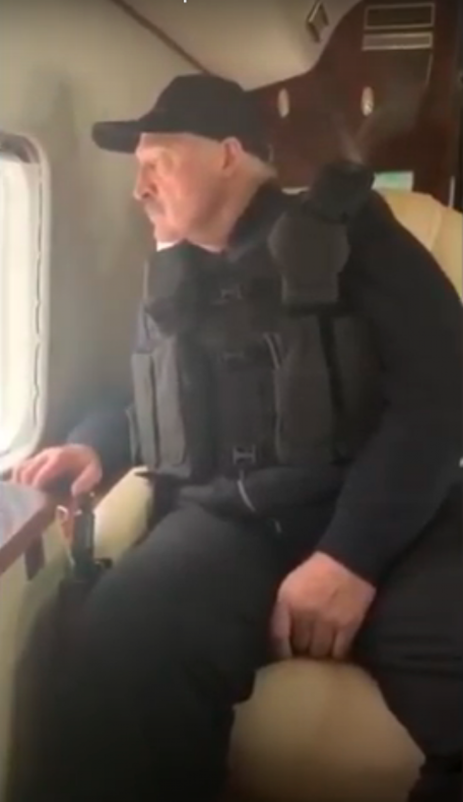 Александр Лукашенко в вертолете над территорией резиденции в Минске.