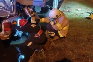 В Днепре водитель легковушки не справился с управлением и въехал под прицеп грузового автомобиля.