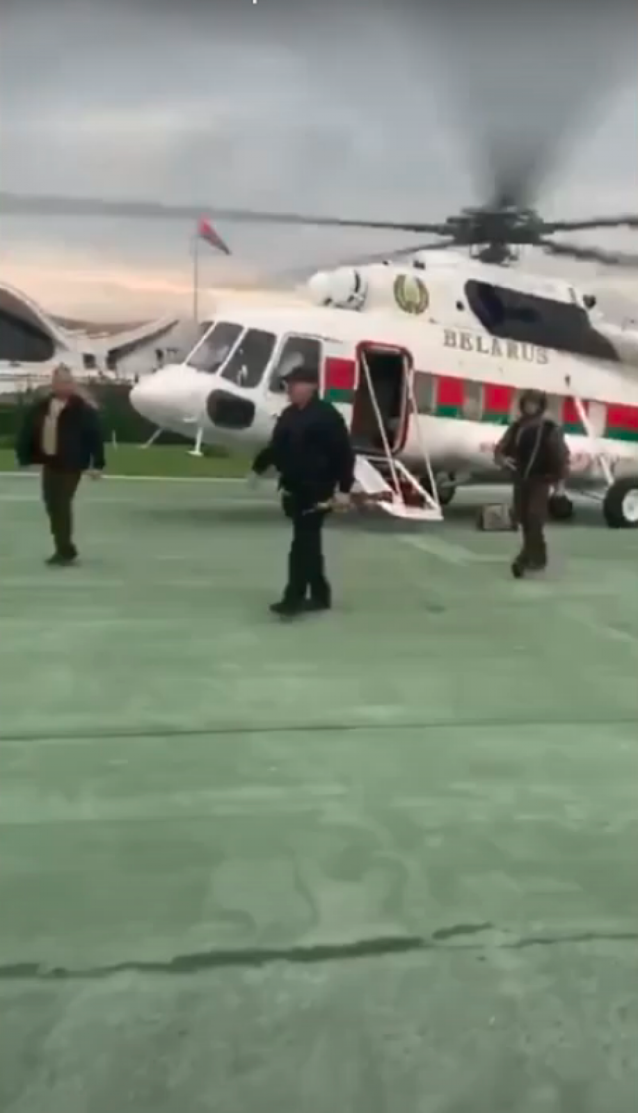 Вместе с Лукашенко из вертолёта вышел вооружённый военный, лидера страны встречали ещё два человека.