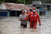 Работа спасателей во время наводнения после шторма «Лаура» в Азуа, Доминиканская Республика.