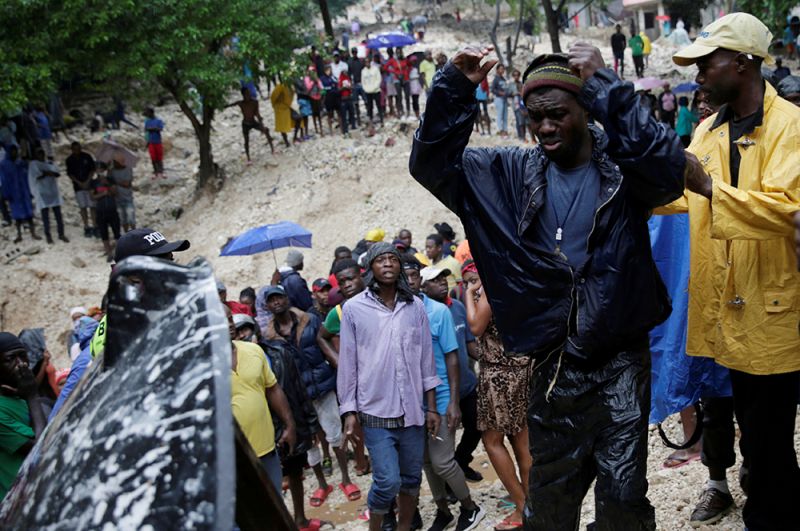 Жители Порт-о-Пренса, пострадавшие от тропического шторма «Лаура», Гаити.