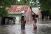 Жители Азуа, Доминиканская Республика, пострадавшие от тропического шторма «Лаура».