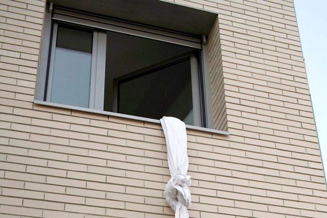 В Ставрополе пенсионерка пыталась вылезти из окна, связав простыни