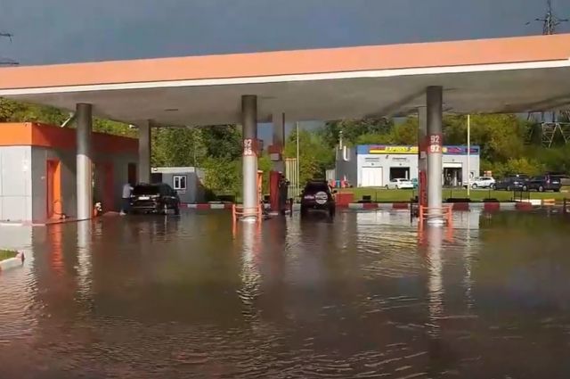 В Новосибирске ливень затопил автозаправку