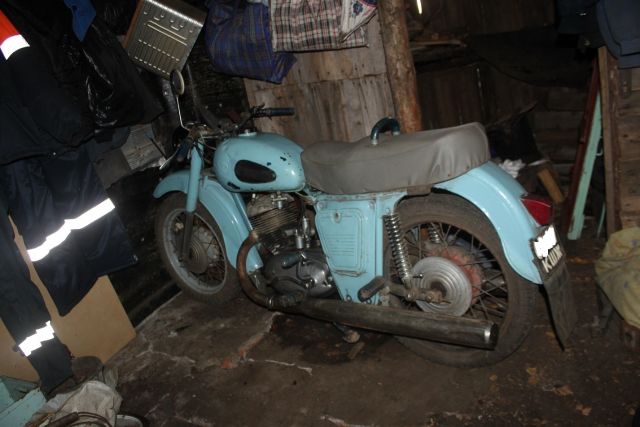 В Пскове мужчина протаранил гараж на мотоцикле