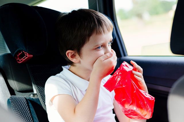 Причины укачивания ребенка в машине и как справиться с этой проблемой
