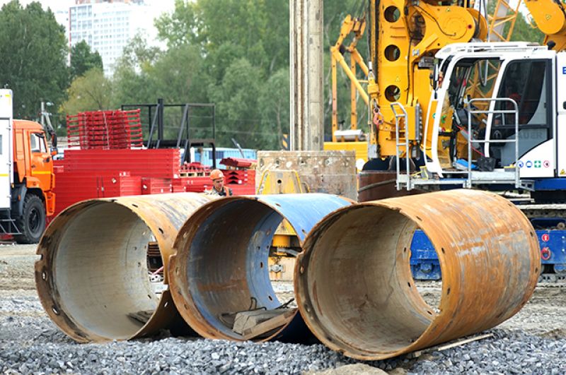 Известно, что для строительства объекта используются такие строительные материалы как  щебни, цемент, песок и металлопрокат от производителей  Новосибирска и области. 