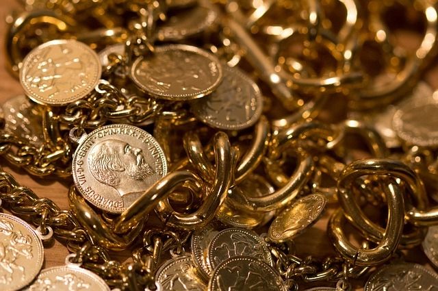 Виновного в краже золотого украшения разыскивают в Ангарске