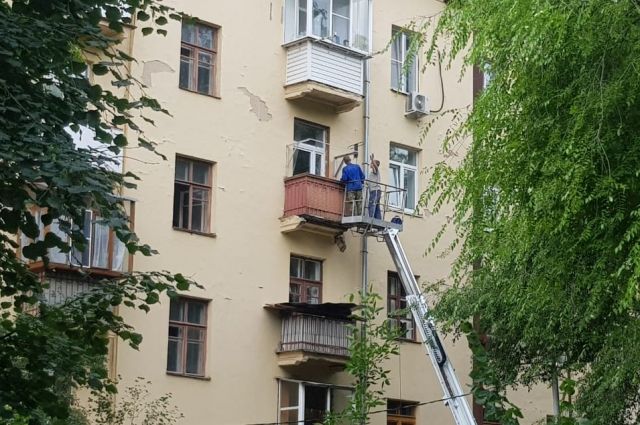 Балкон обрушился вместе с жильцом аварийного дома