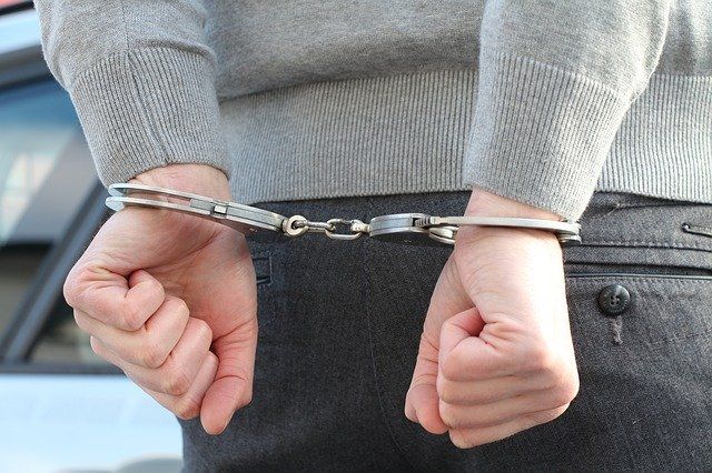 Полицейские задержали мужчину, угрожавшего ножом кемеровчанину с дочкой