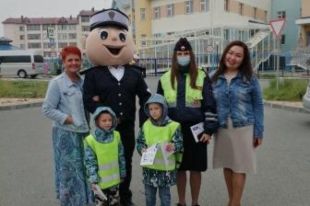 Автоинспекторы Салехарда и мультяшные герои обратились к родителям