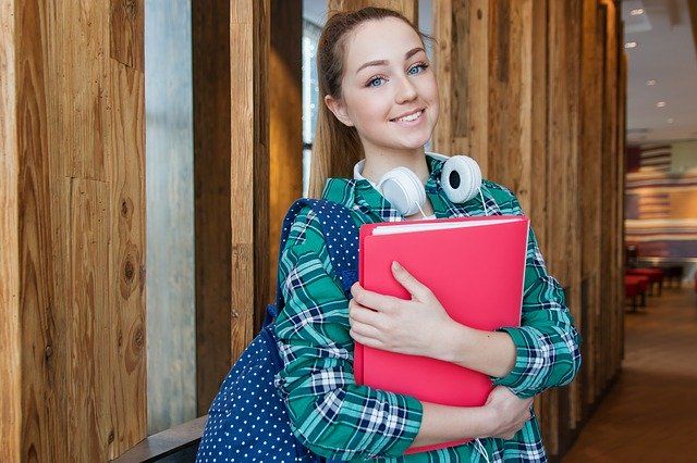 Что делать, если подросток просит купить ему дорогие вещи?