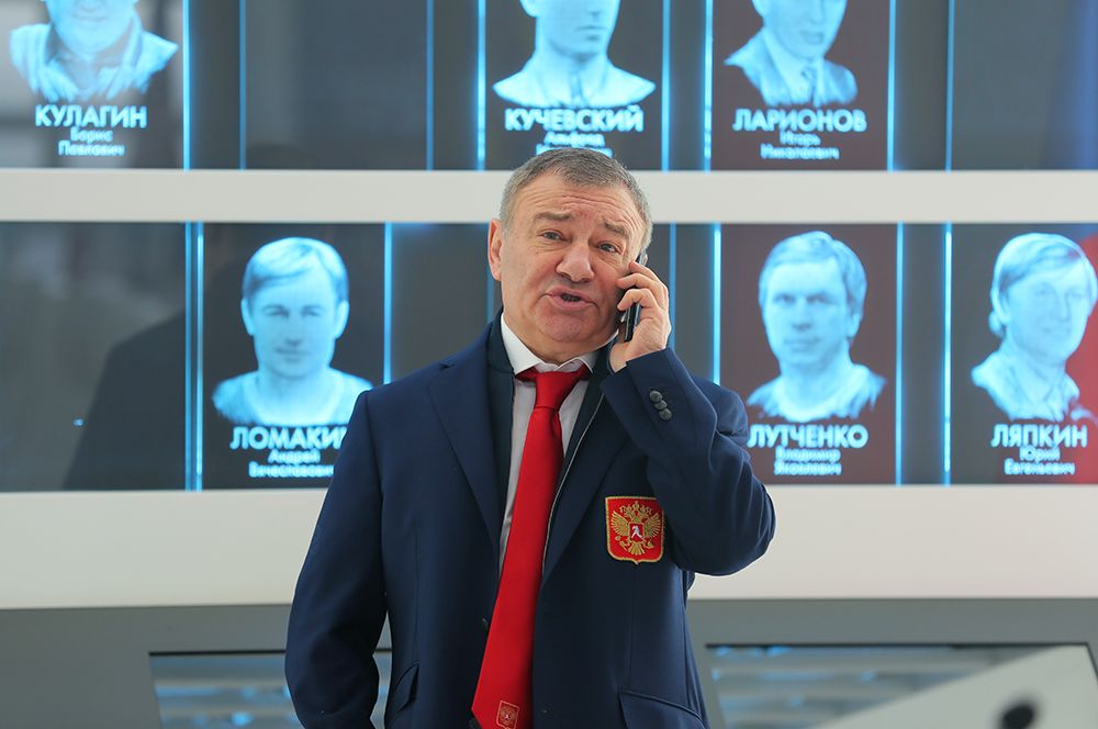 Первую строчку в списке богатейших семей заняли Ротенберги. Их главным активом считается «Мостотрест». Их состояние за год выросло на 270 млн долларов и составило 5,45 млрд долларов. По информации Forbes, состояние семьи увеличилось в основном за счет продажи компании «Стройгазмонтаж» «Газпрому» за 75 млрд рублей.