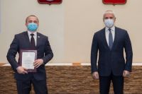 Глава Ноябрьска вручил заслуженные награды жителям города