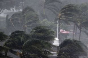 Шторм возле побережья США усилился до урагана