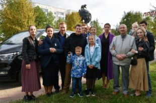 В Надыме губернатор вручил ключи от автомобиля многодетной семье