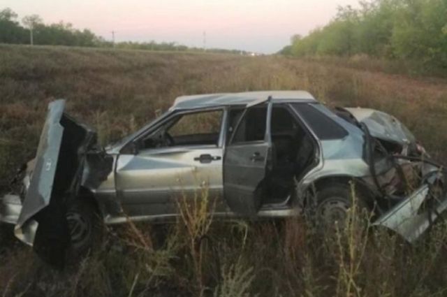 На трассе Оренбург — Беляевка в ДТП погиб водитель опрокинувшегося в кювет «ВАЗ».