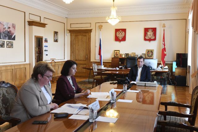 В Администрации Смоленской области обсудили вопросы выплаты медикам