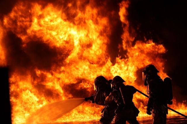 30 спасателей тушили пожар на улице Производственной в Тюмени