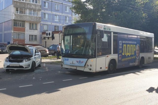 В Рязани Kia Rio врезалась в автобус