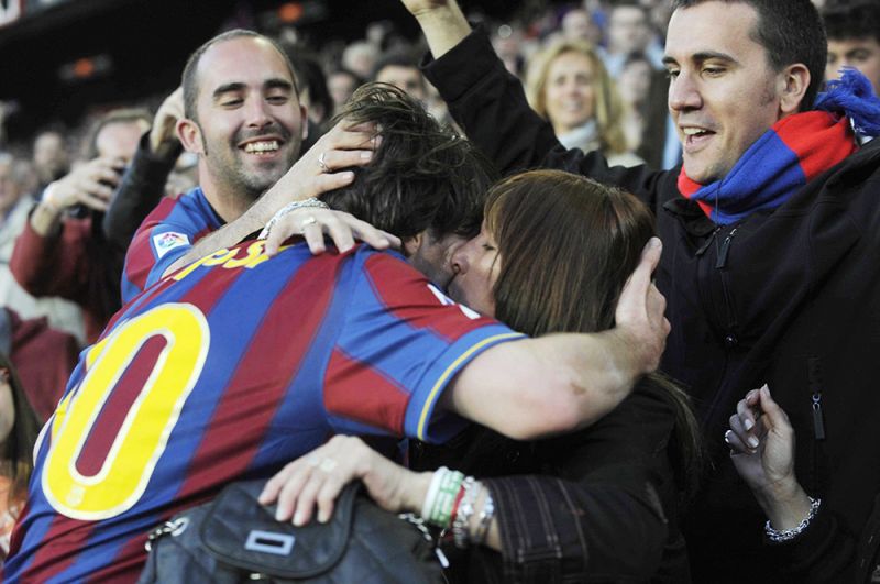 Месси обнимается со своей матерью после забитого гола в матче «Барселоны» против «Вальядолида». 2010 год.