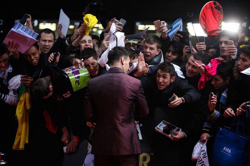 Лионель Месси раздает автографы болельщикам на красной дорожке перед церемонией вручения награды «Золотой мяч». 2014 год. 