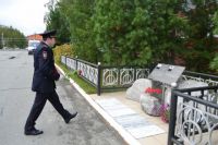 В Надымском районе возложили цветы в память о погибших сотрудниках