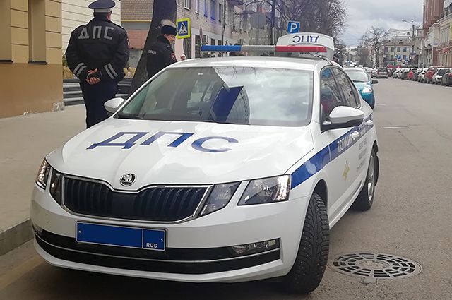 Соцсети: в Перми на улице Липатова перевернулся автомобиль