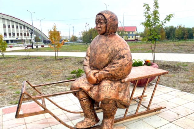 В Лабытнанги установили скульптуру оленевода