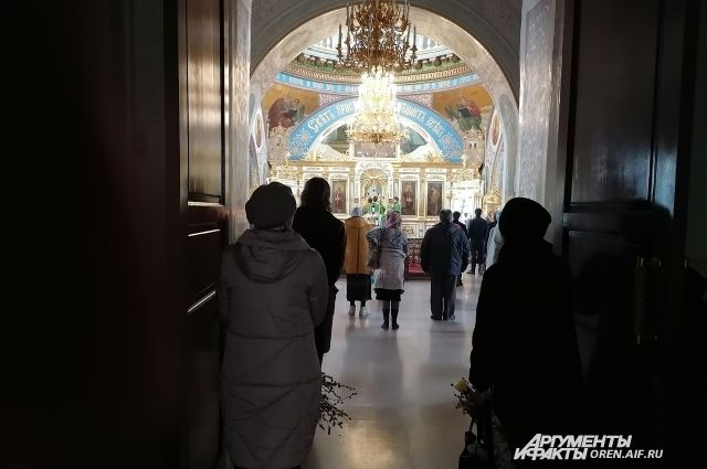 В оренбургских храмах возобновляются службы для прихожан.