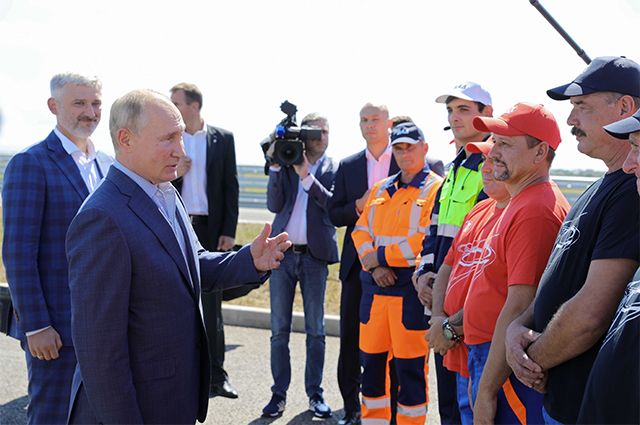 27 августа 2020 г. Президент РФ Владимир Путин беседует с дорожниками, которые принимали участие в строительстве, на церемонии запуска движения по трассе «Таврида» в Крыму.