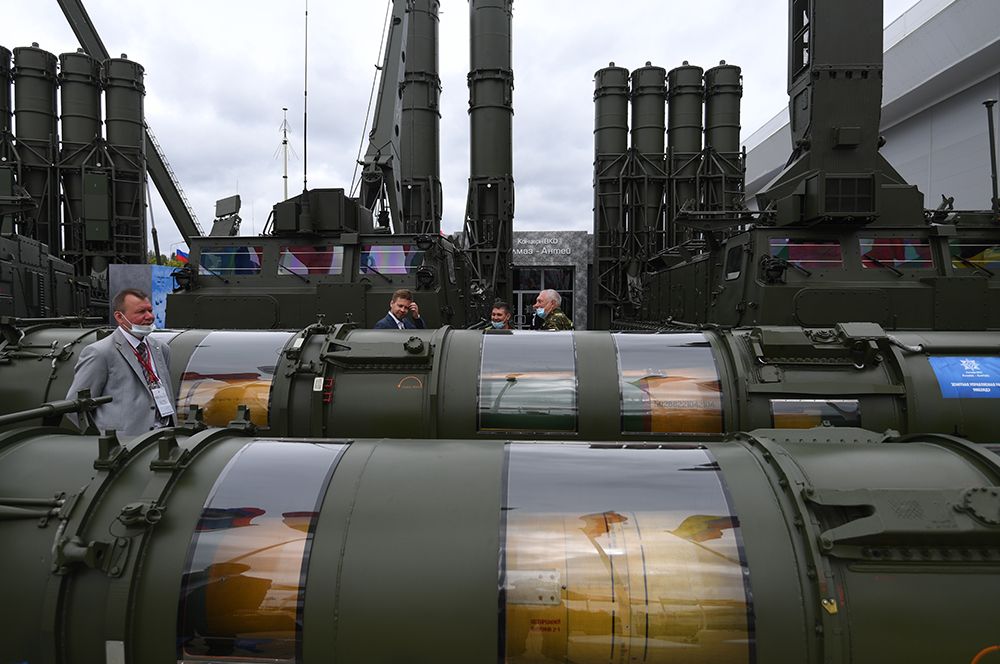 Зенитная ракетная система «Антей-4000», предназначенная для поражения современных и перспективных самолетов тактической и стратегической авиации вероятного противника.