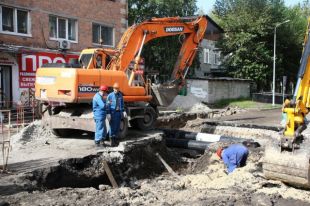 В Тюмени меняют трубопровод во дворе по улице Рижской