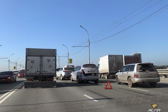 Тройное ДТП собрало пробку на Димитровском мосту Новосибирска