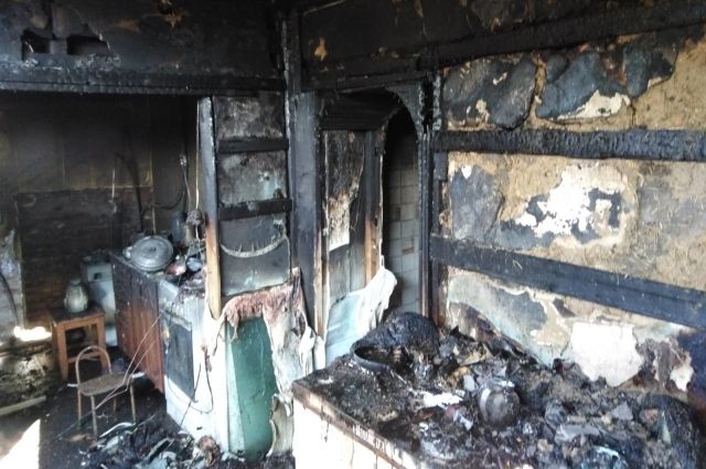 В Оренбуржье хозяйка сгоревшего дома отравилась угарным газом.