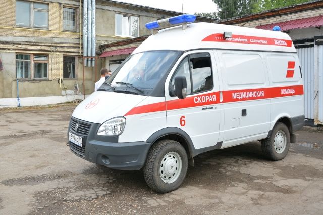 В Клинцах водитель иномарки врезался в жилой дом
