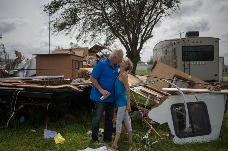 Пара из города Салфер после того, как обнаружила, что их трейлер разрушен ураганом.
