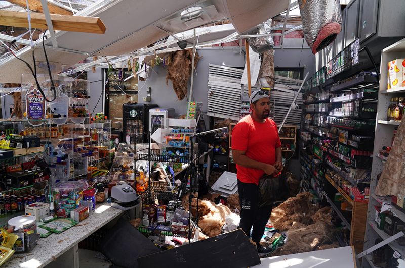 Владелец осматривает свой магазин после урагана в Лейк-Чарльз в Луизиане.