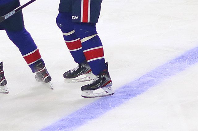Традиционная синяя линия в хоккее может стать черной.