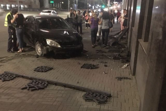 Автомобиль разбил чугунный забор в центре Челябинска