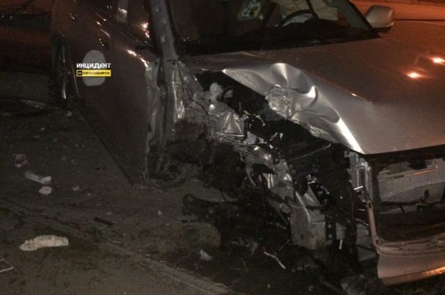 Водитель снес два столба в ночном ДТП в Новосибирске