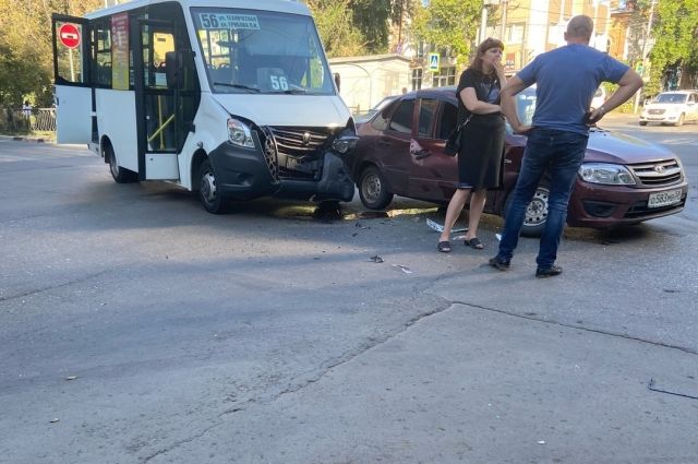 В центре Саратова пассажиры маршрутки пострадали в ДТП